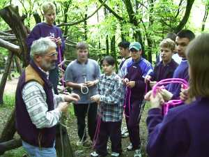 Sp&auml;ter durften wir zwischen zwei Themen ausw&auml;hlen wie tanzen oder Knoten kn&uuml;pfen. Zwischendurch gab es eine lange Verschnaufspause, die zum Ausruhen gedacht war.